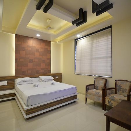 Hotel Radhe Krishna Solapur Exteriér fotografie