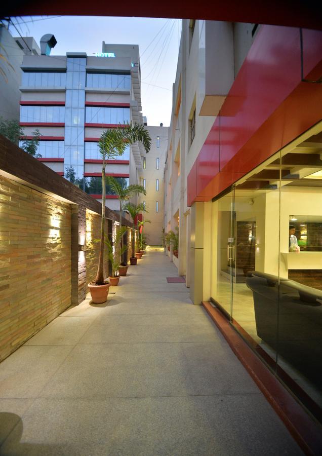 Hotel Radhe Krishna Solapur Exteriér fotografie