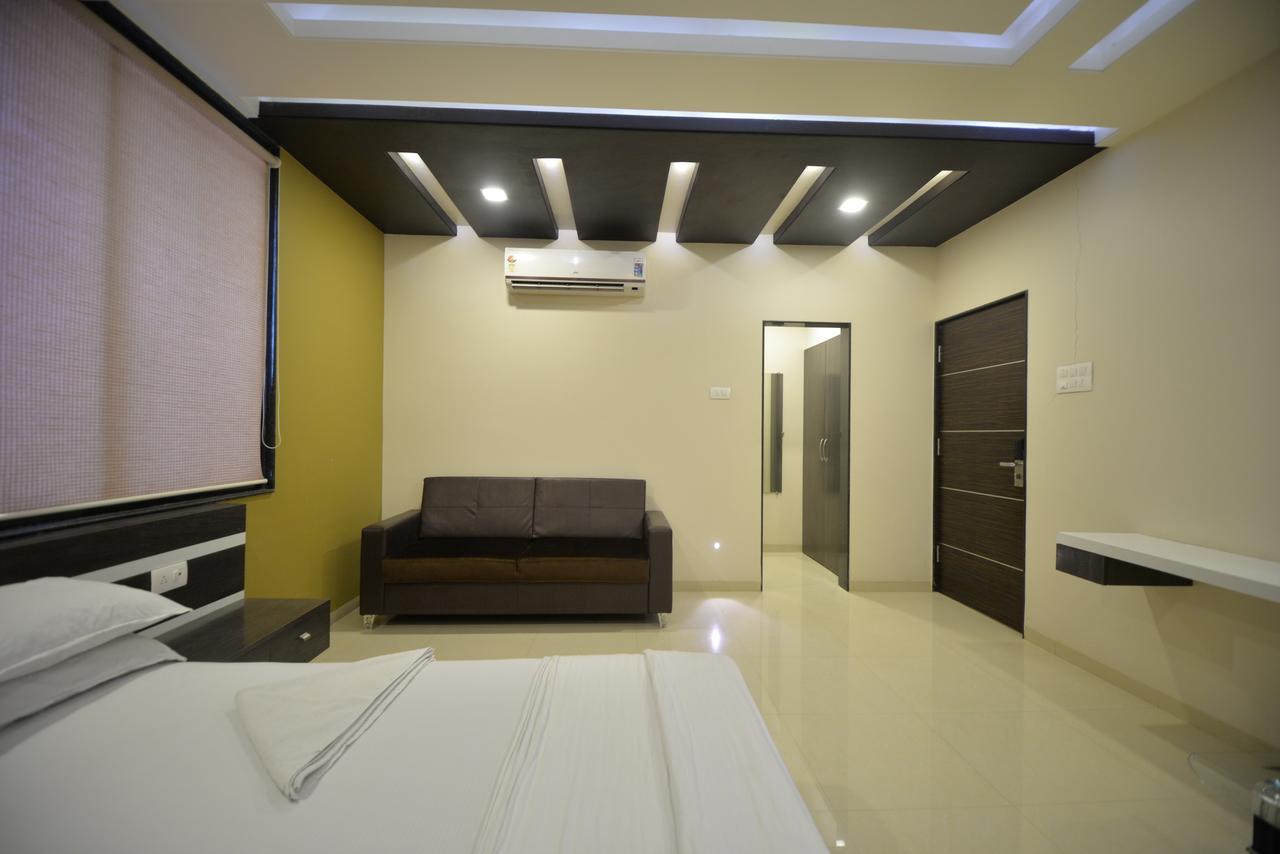 Hotel Radhe Krishna Solapur Exteriér fotografie