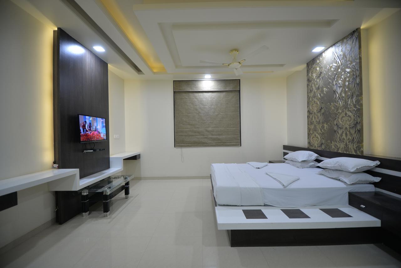 Hotel Radhe Krishna Solapur Exteriér fotografie